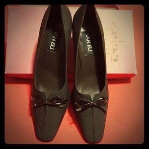 Vintage Vaneli pumps-patent leather bows